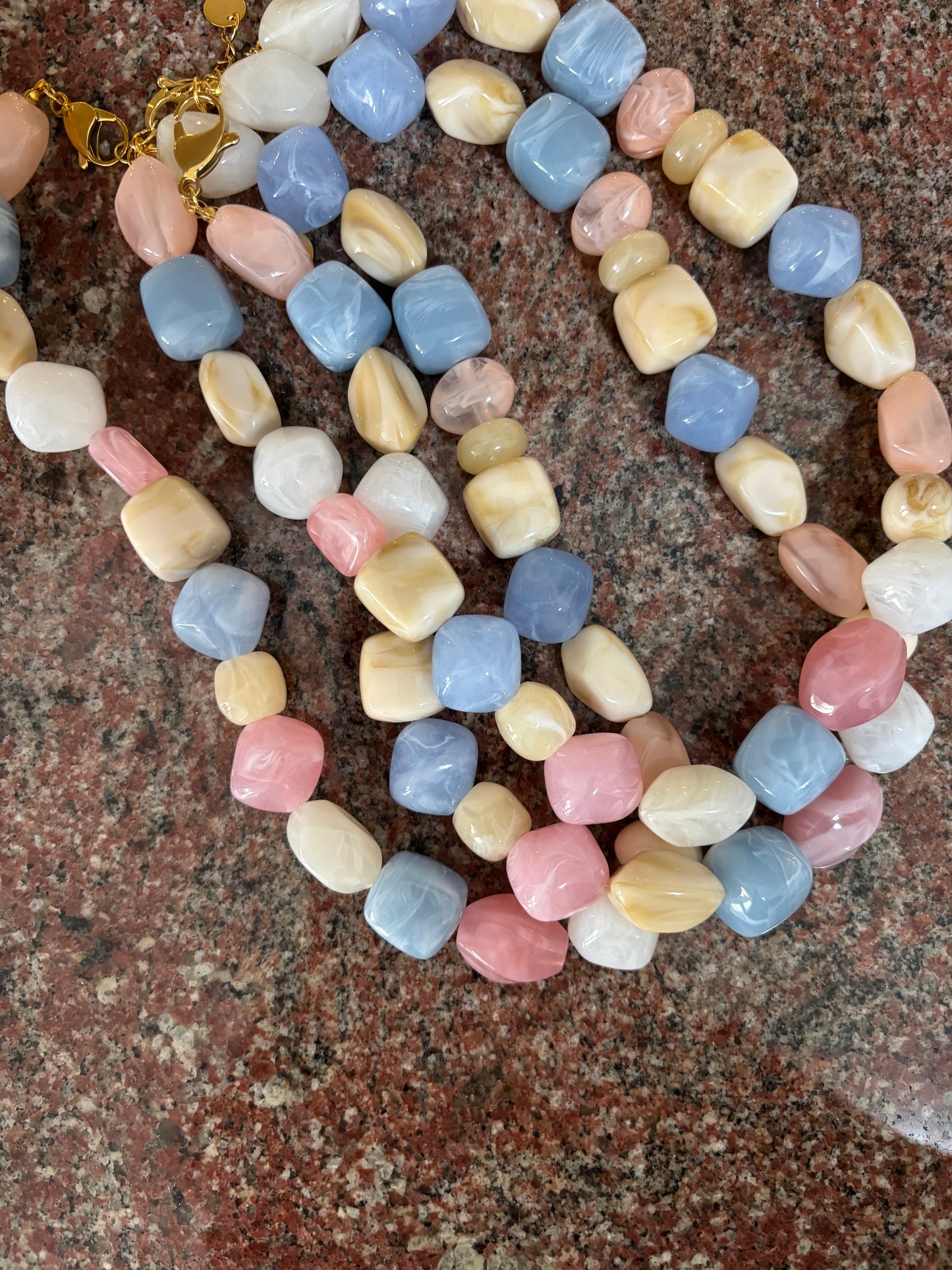 Collana in resina colorata