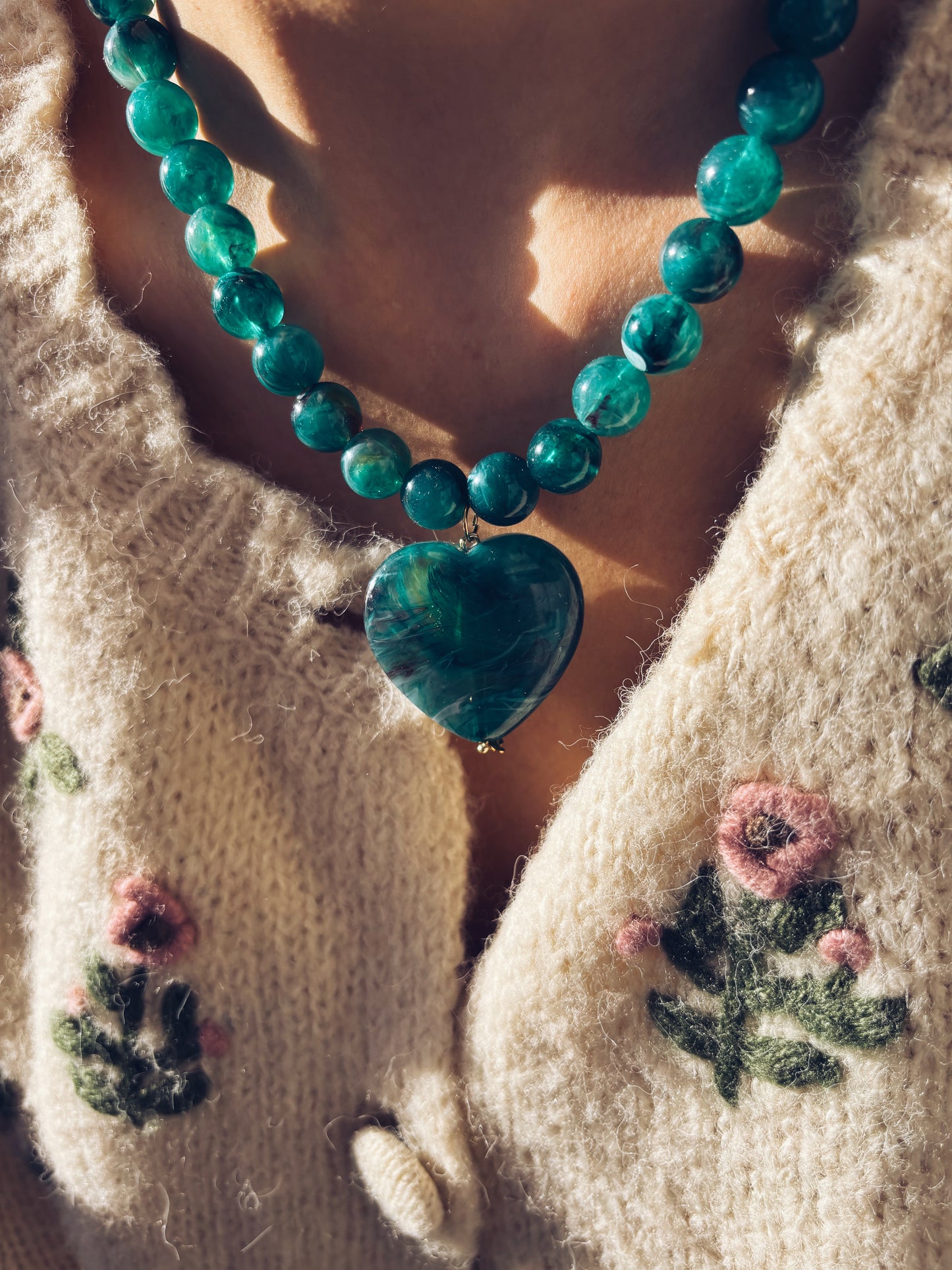 Collana con perline e cuore in resina