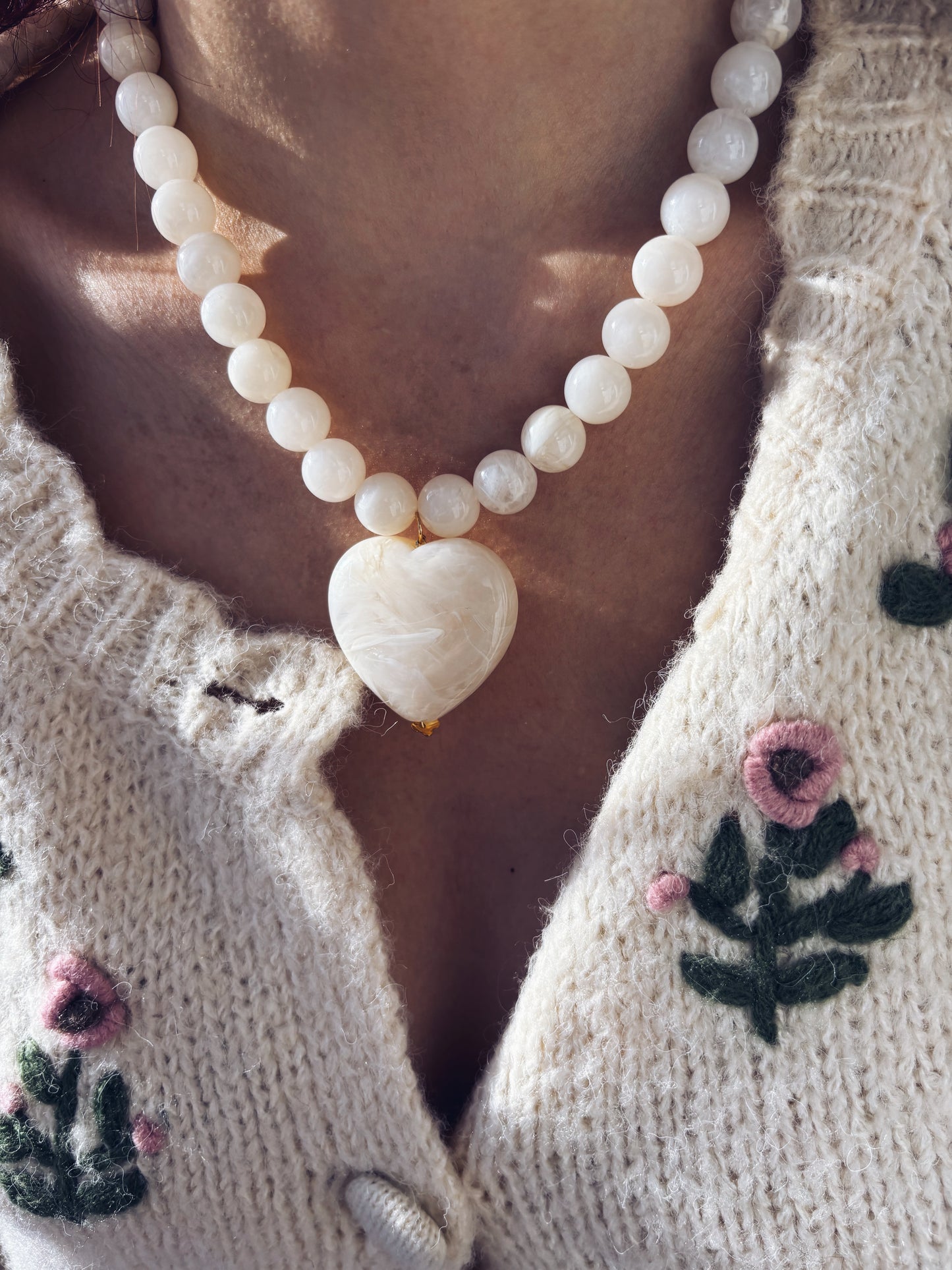 Collana con perline e cuore in resina