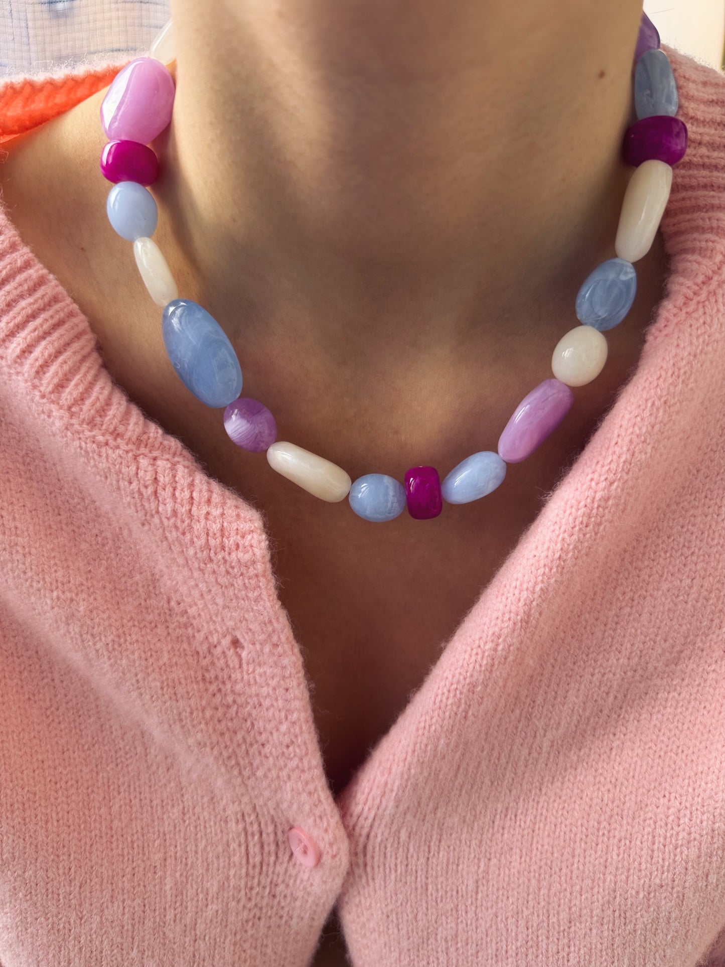 Collana in resina colorata