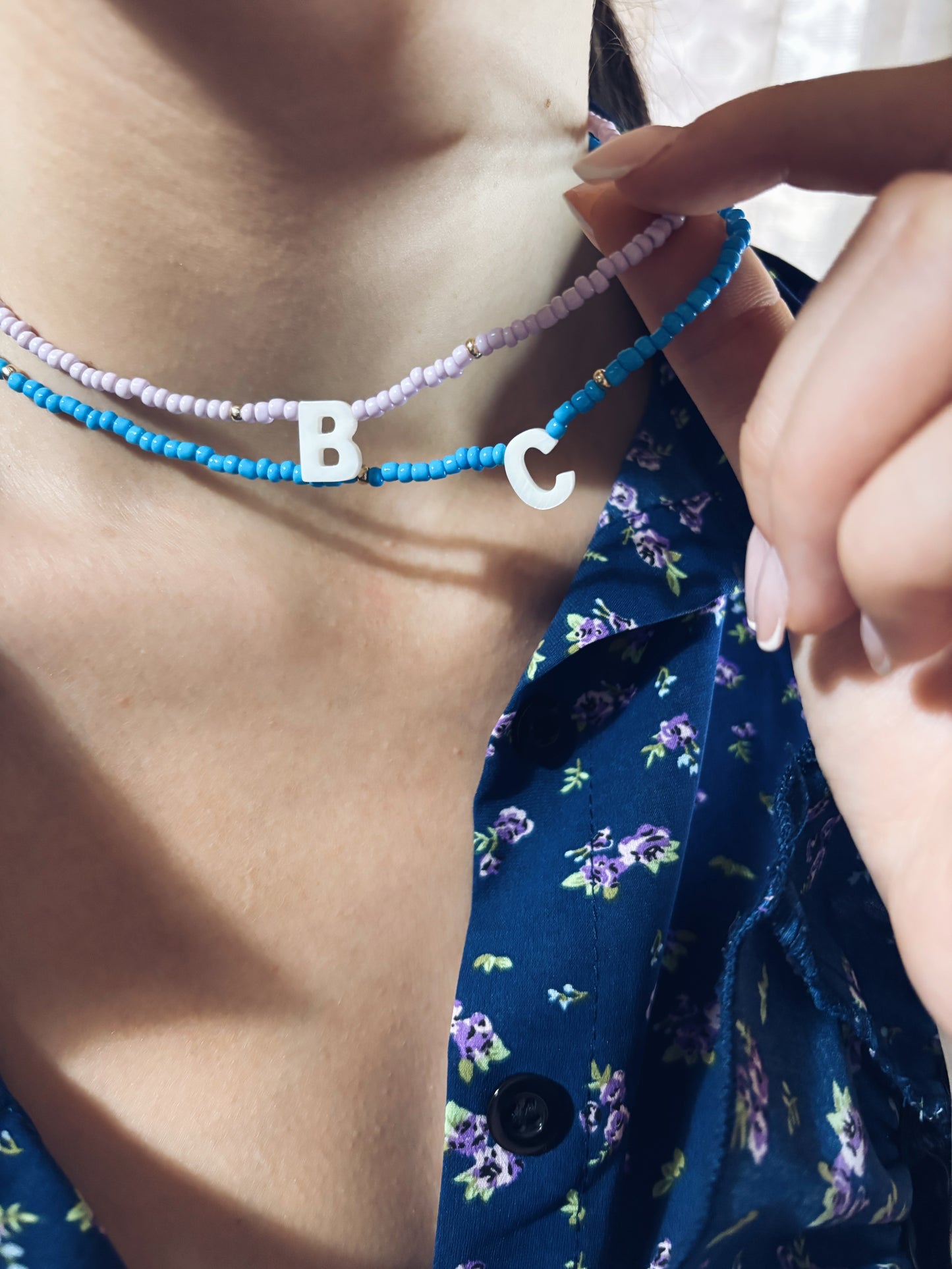 Collana con perline in vetro e iniziali in madreperla