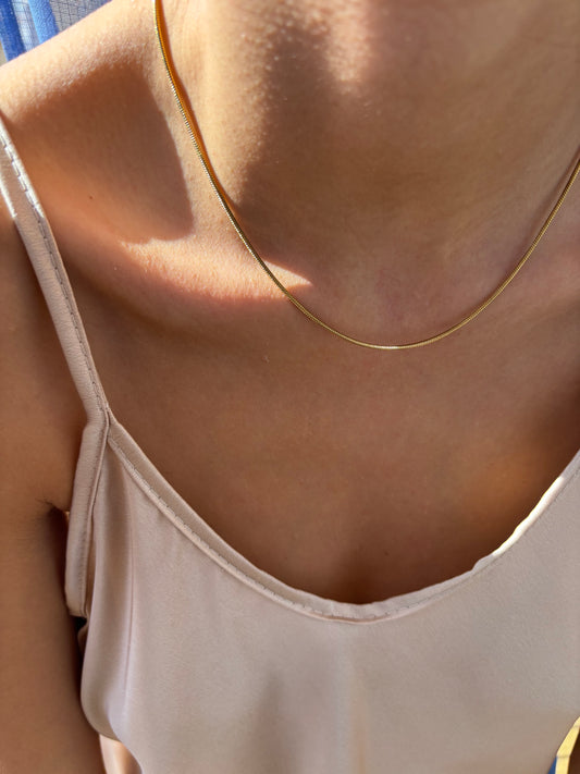 Collana a filo in acciaio dorato