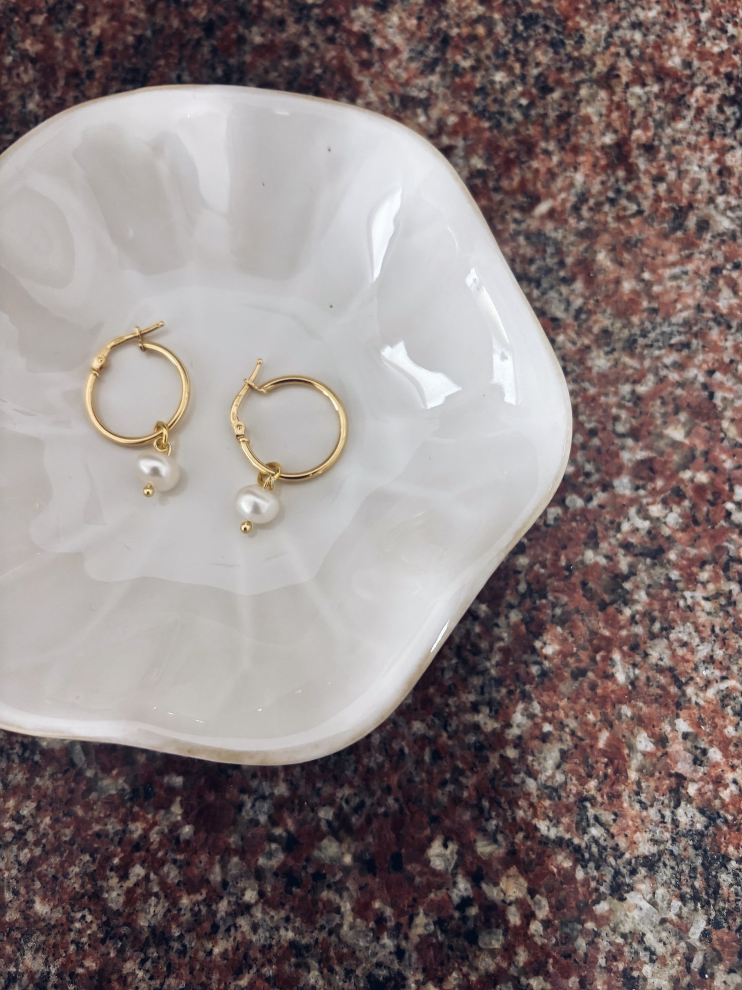 Orecchini cerchi in argento 925 con perla di fiume