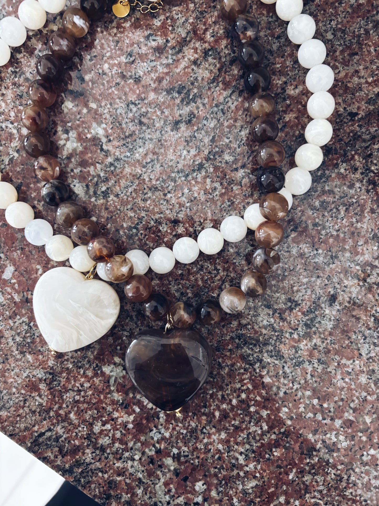 Collana con perline e cuore in resina