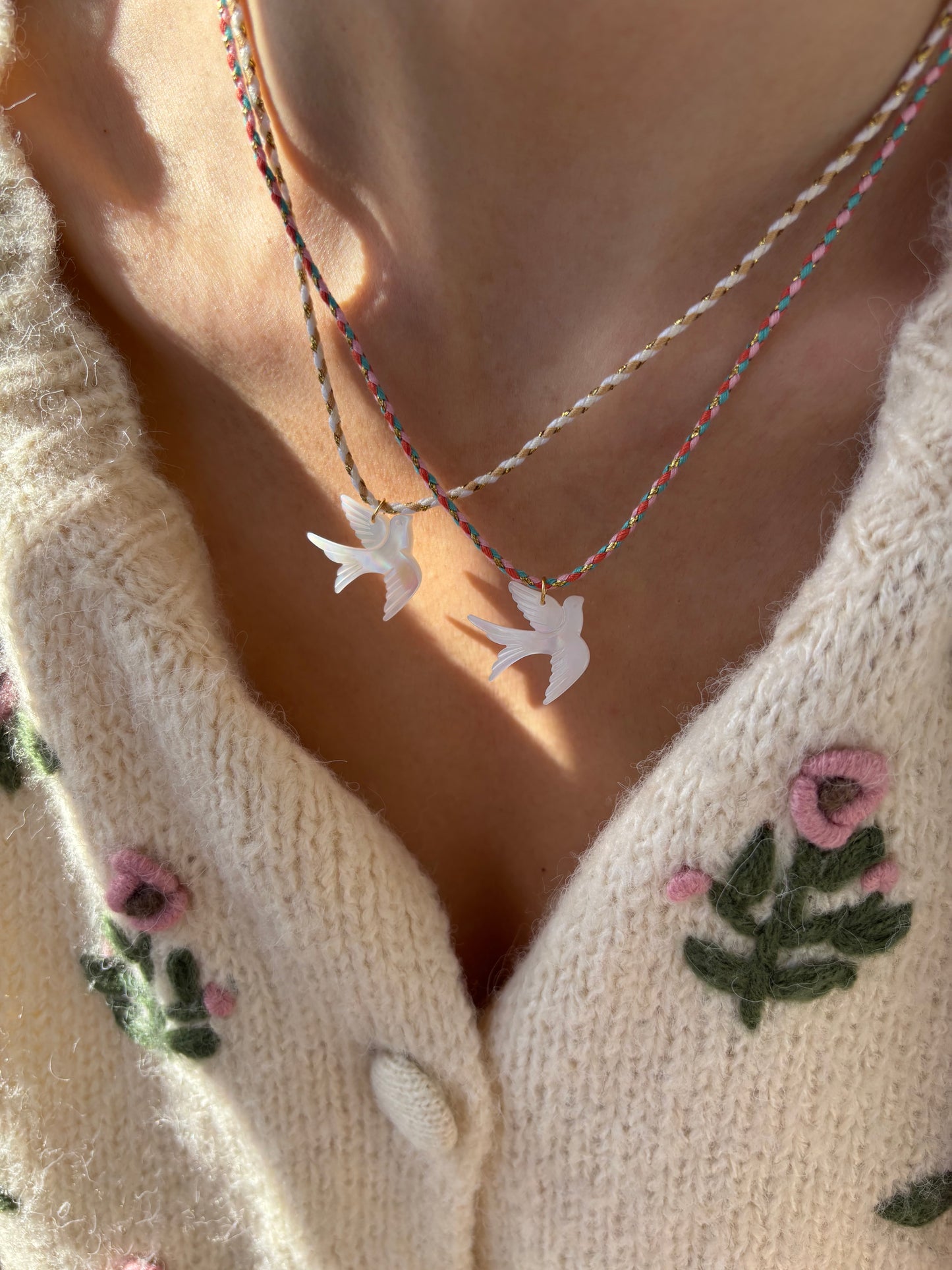 Collana con cordino in cotone e colomba in madreperla