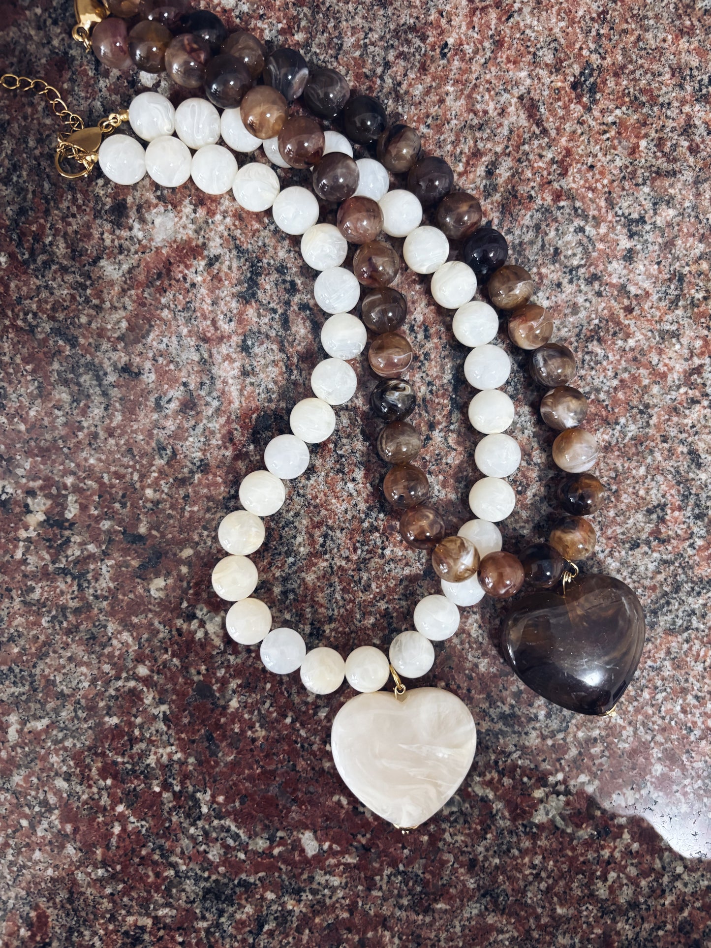 Collana con perline e cuore in resina