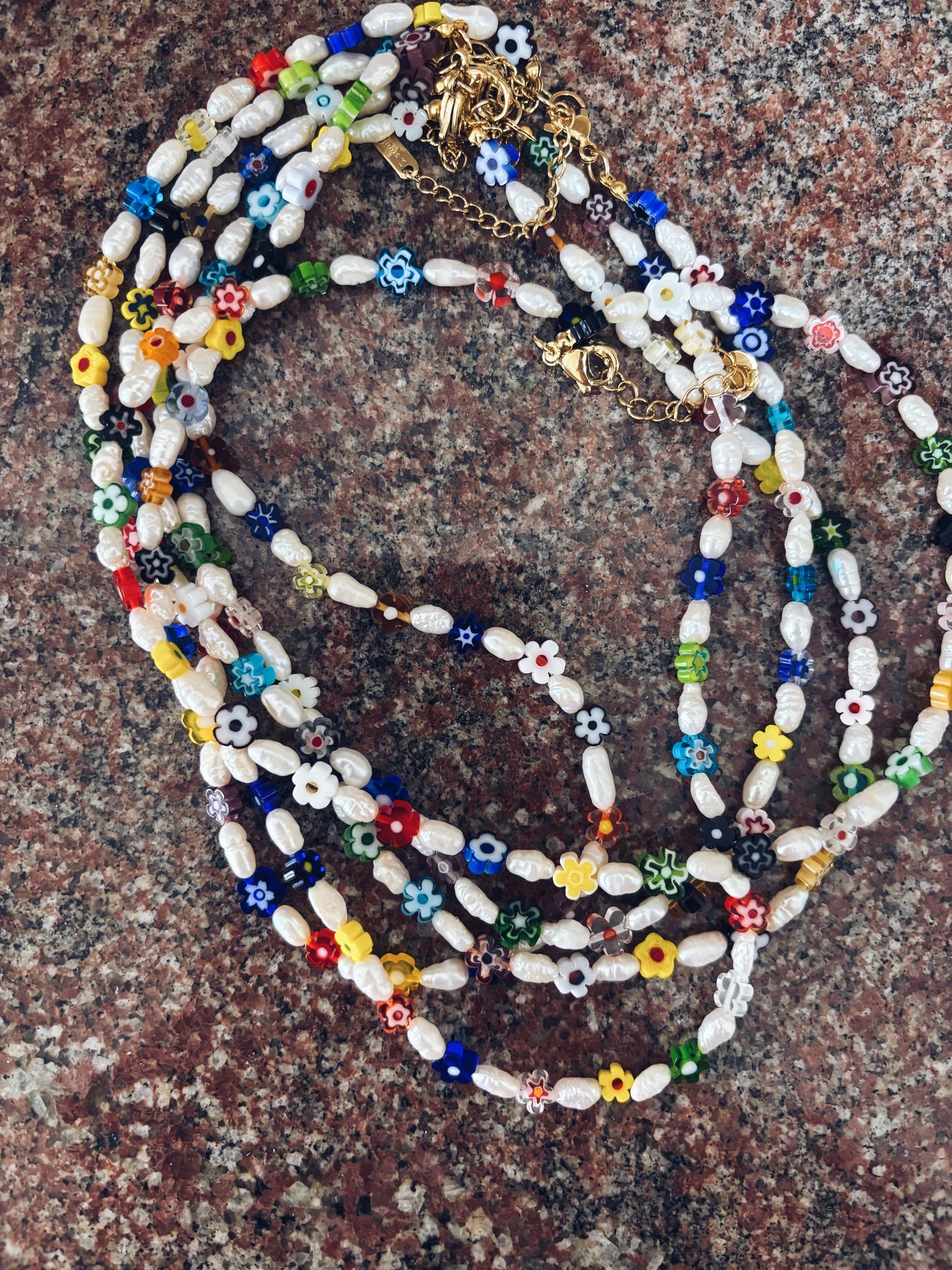 Collana con margherite in vetro di Murano e perle di fiume