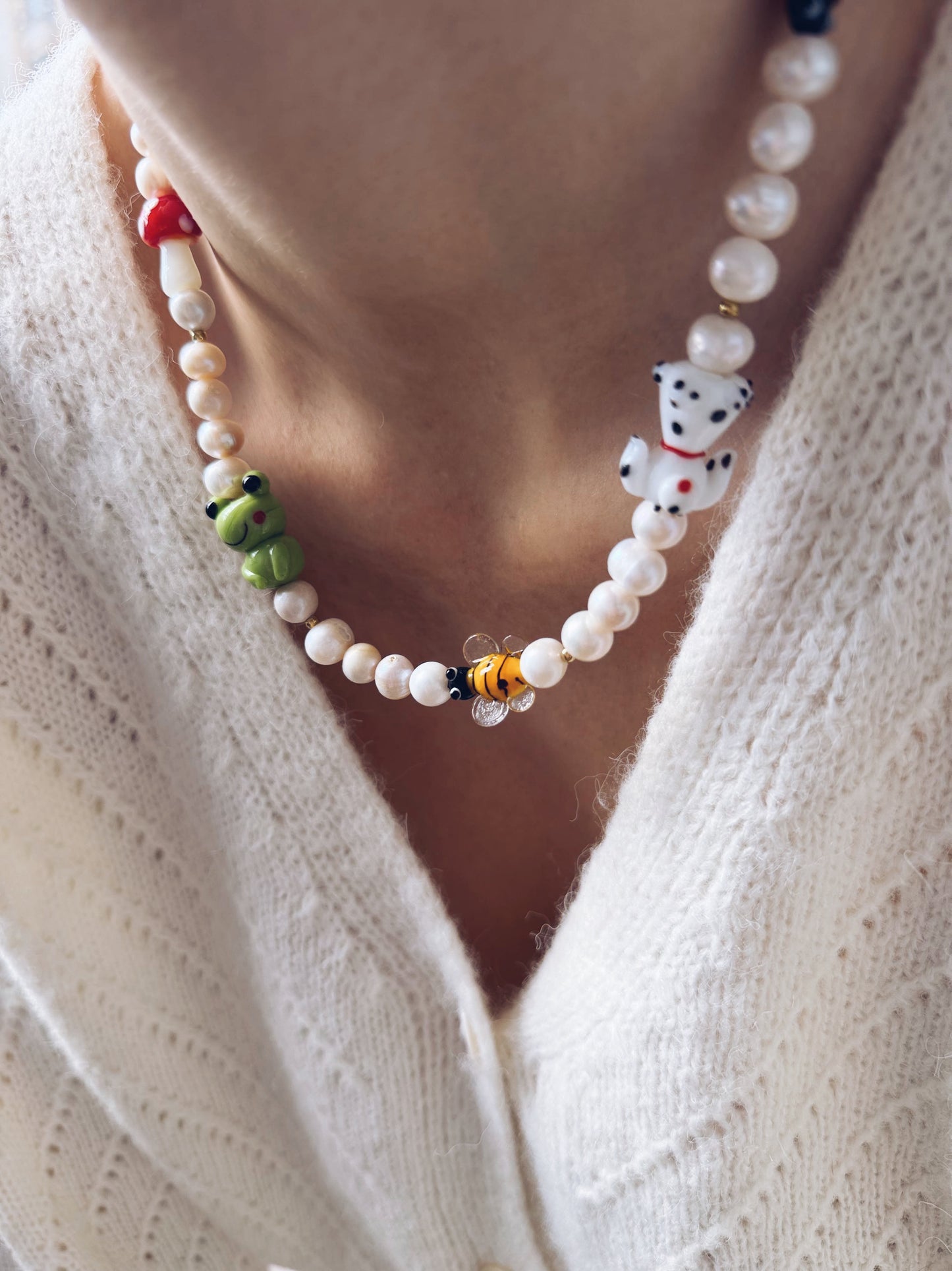 Collana con perle naturali ed elementi in vetro