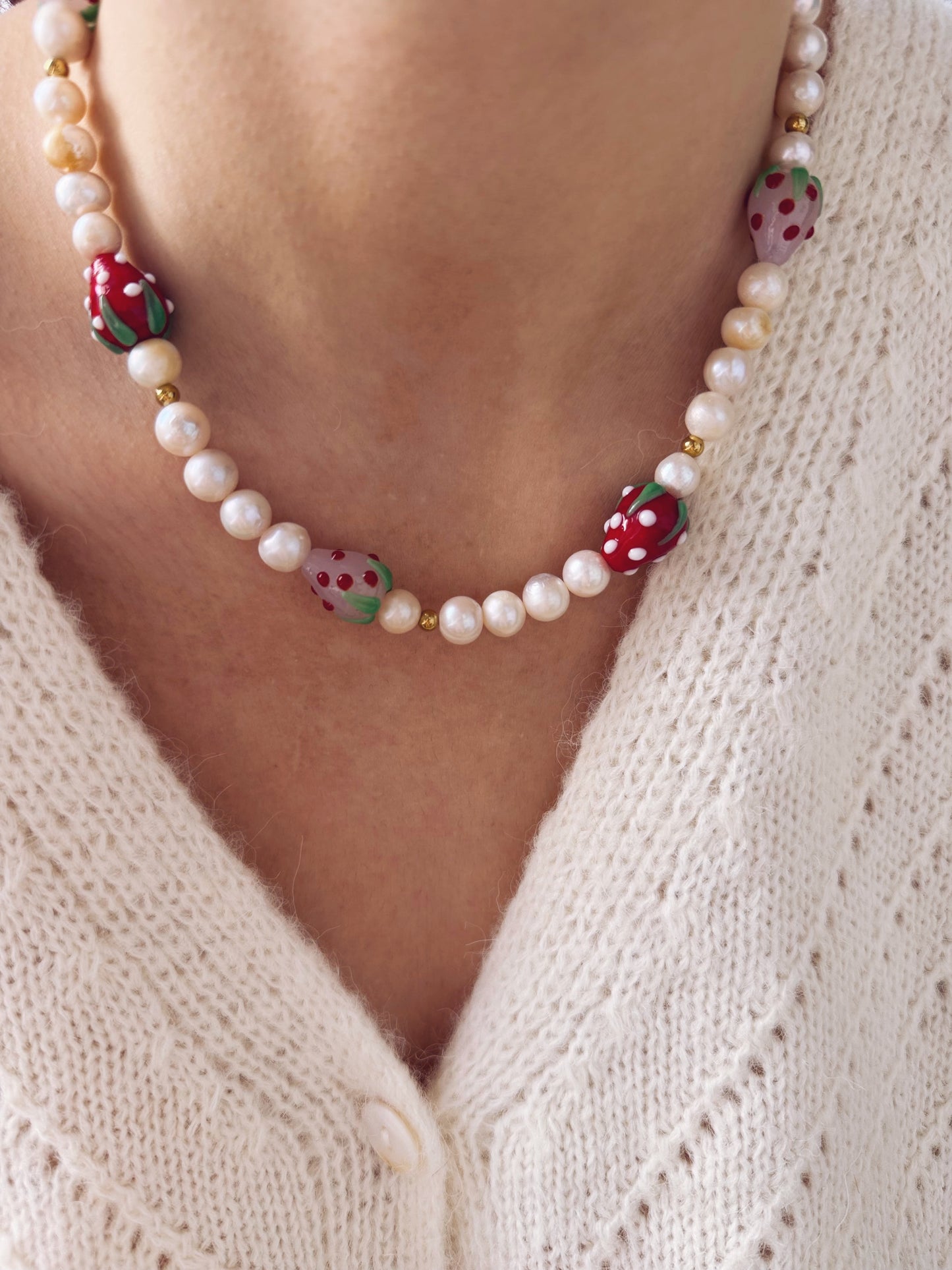 Collana con perle naturali e fragole in vetro