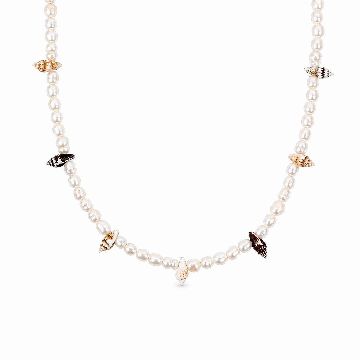 Collana con perle e conchiglie naturali