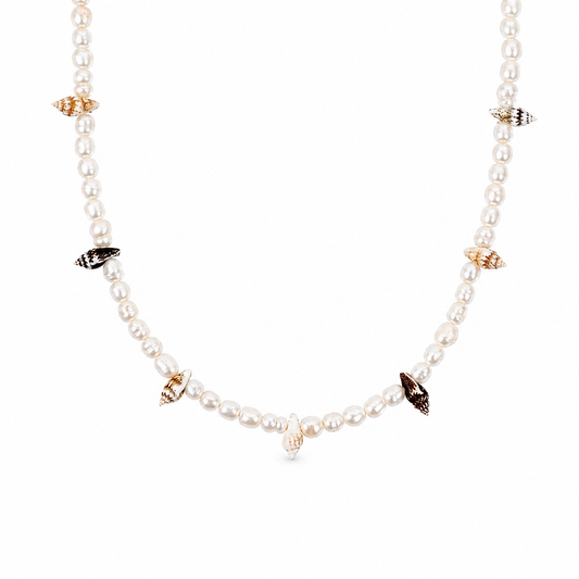 Collana con perle e conchiglie naturali