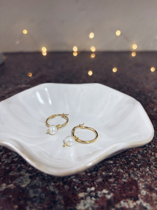 Orecchini cerchi in argento 925 con perla di fiume