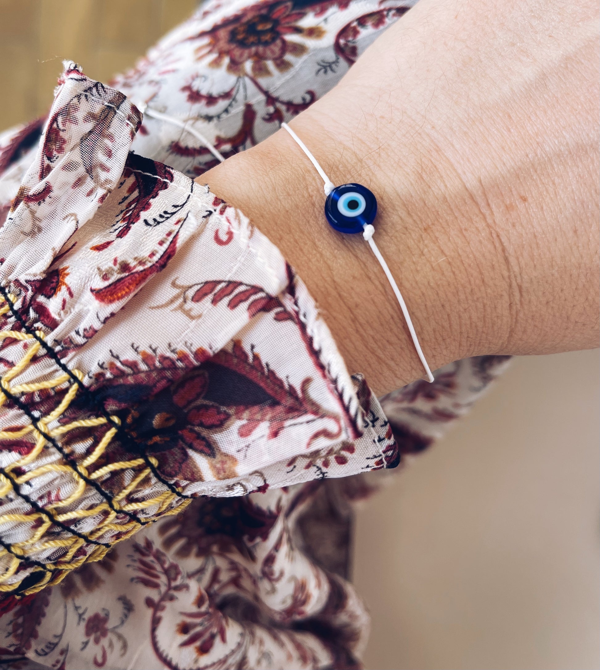 Bracciale con cordoncino e occhio portafortuna - Dettagli di Moda