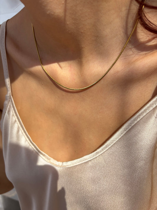 Collana a filo in acciaio dorato
