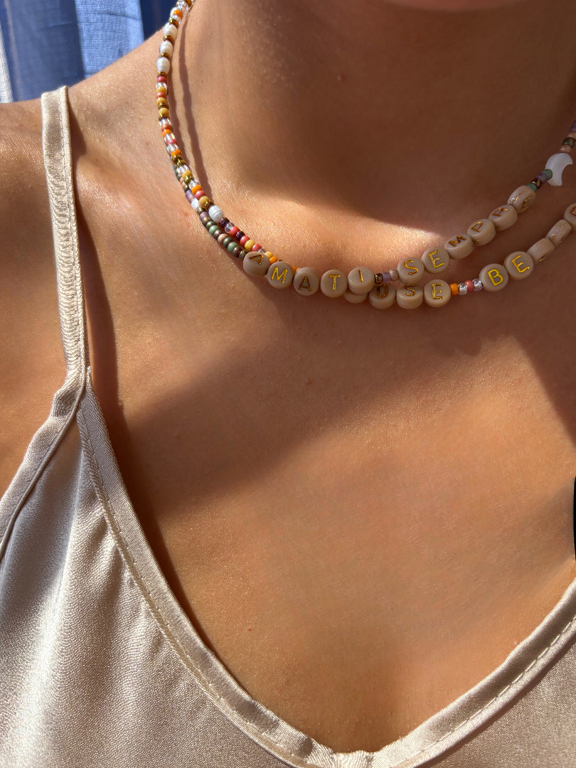 Collane con perline rocailles e letterine colorate - Fall Edition