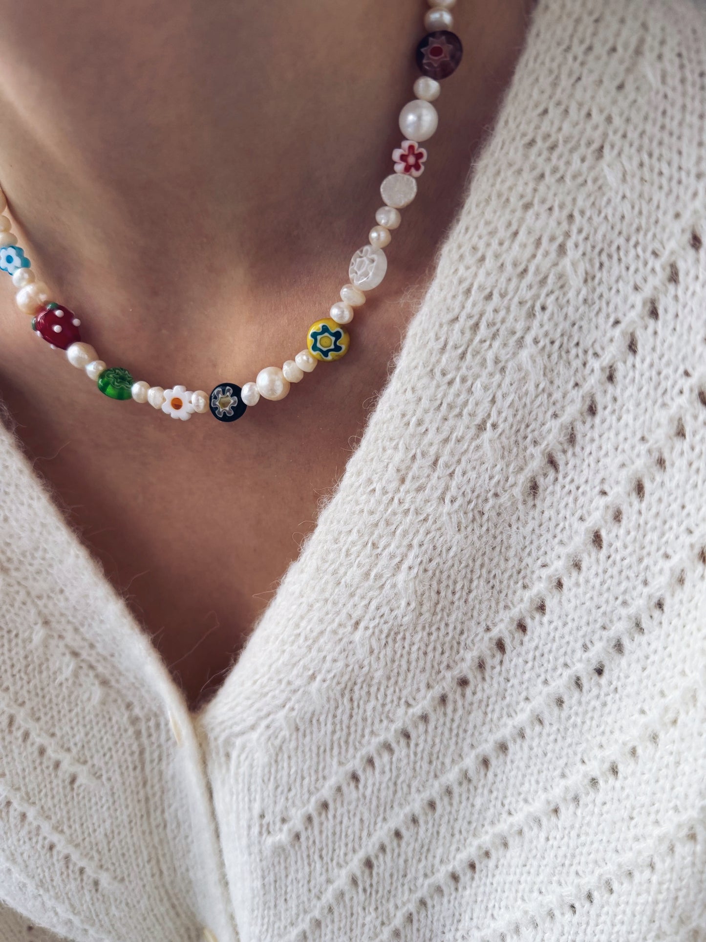 Collana con perle, fragole in vetro e pietre di Murano