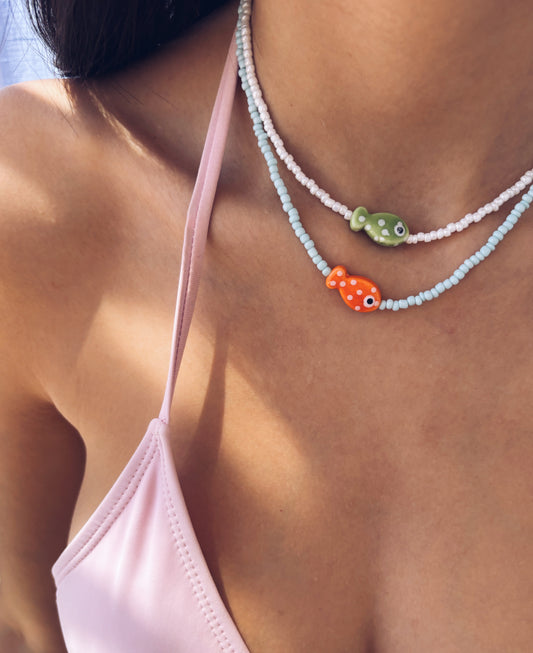 Collana con perline in vetro e pesce in ceramica