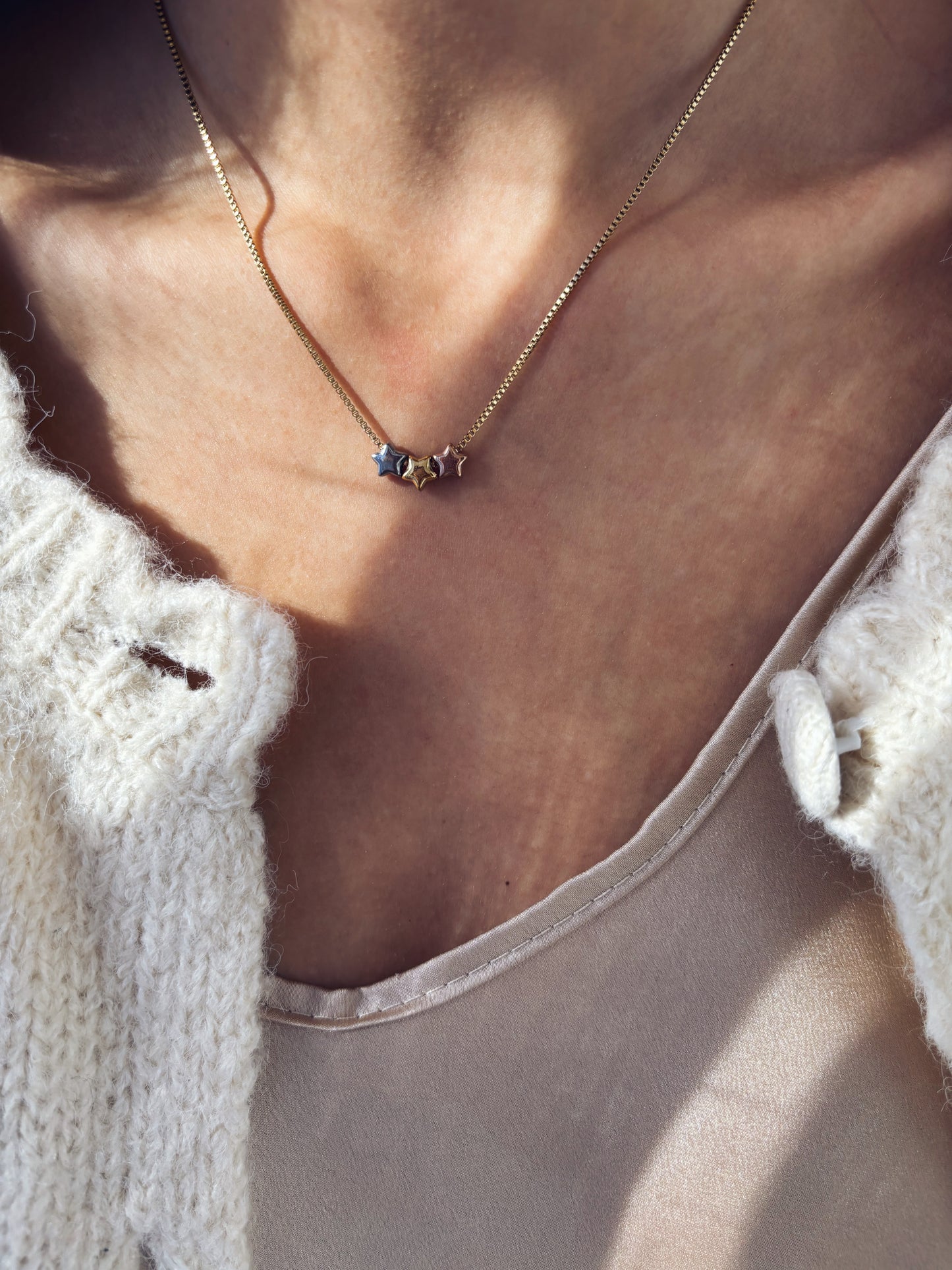 Collana in acciaio con stelline in tre colori