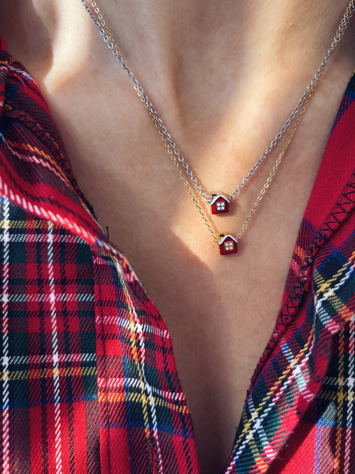 Collana in acciaio con casetta natalizia