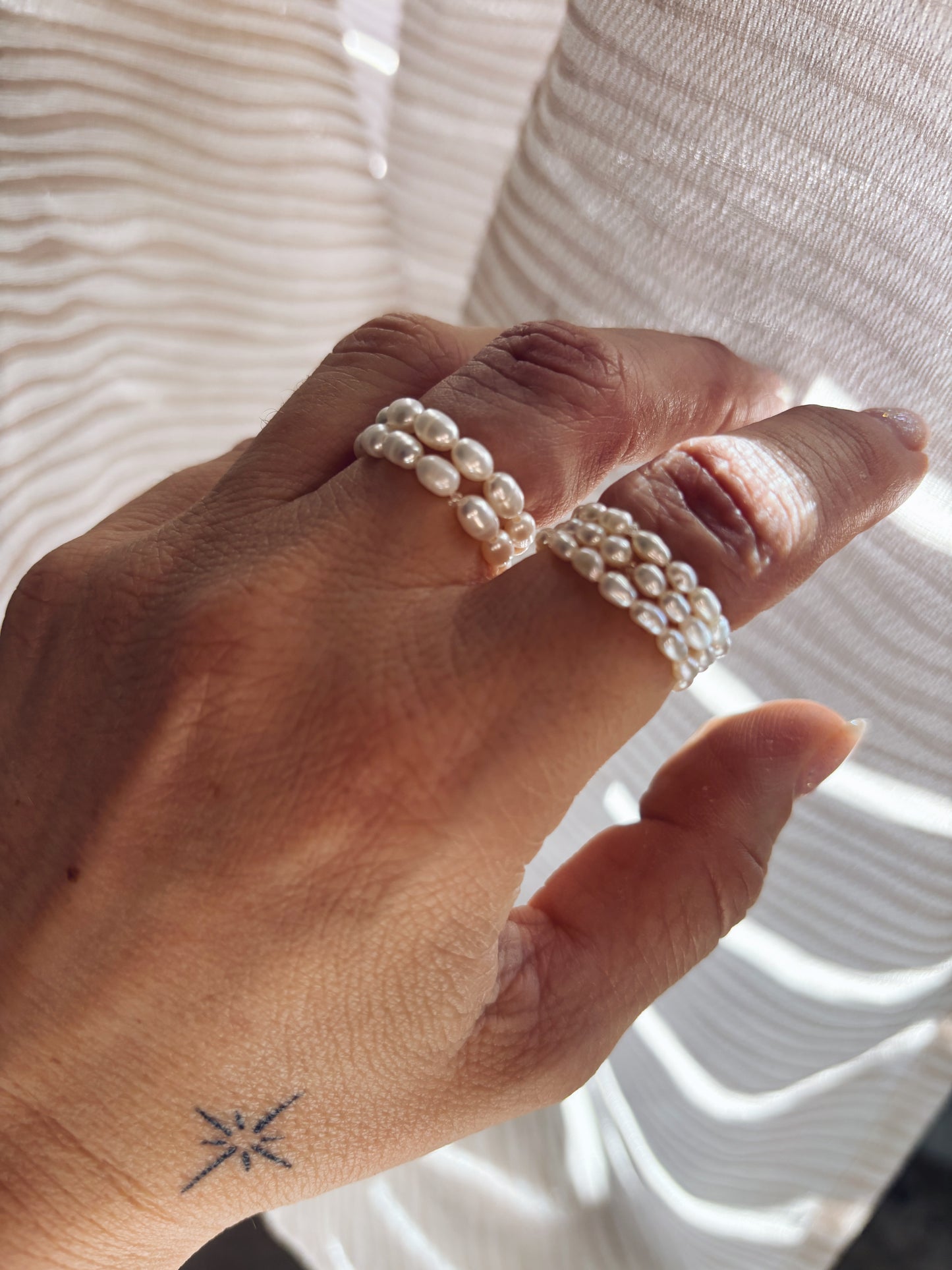 Anelli elastici con perle di fiume modello riso