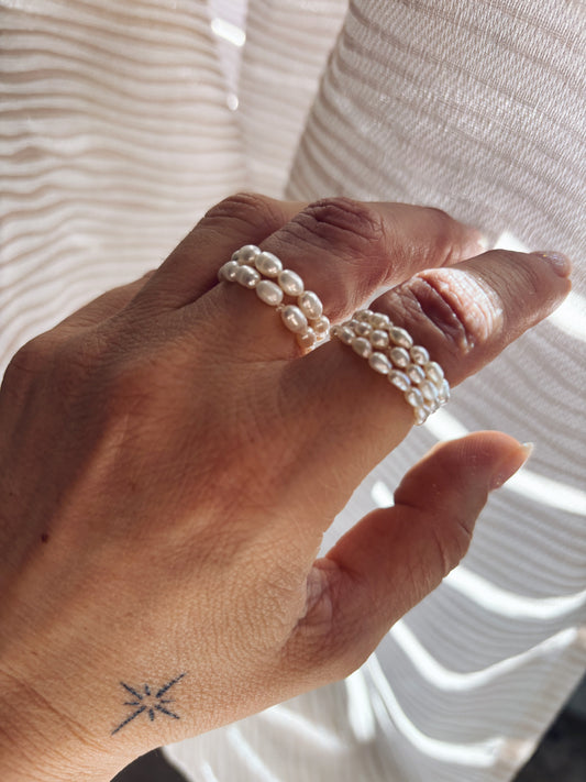 Anelli elastici con perle di fiume modello riso