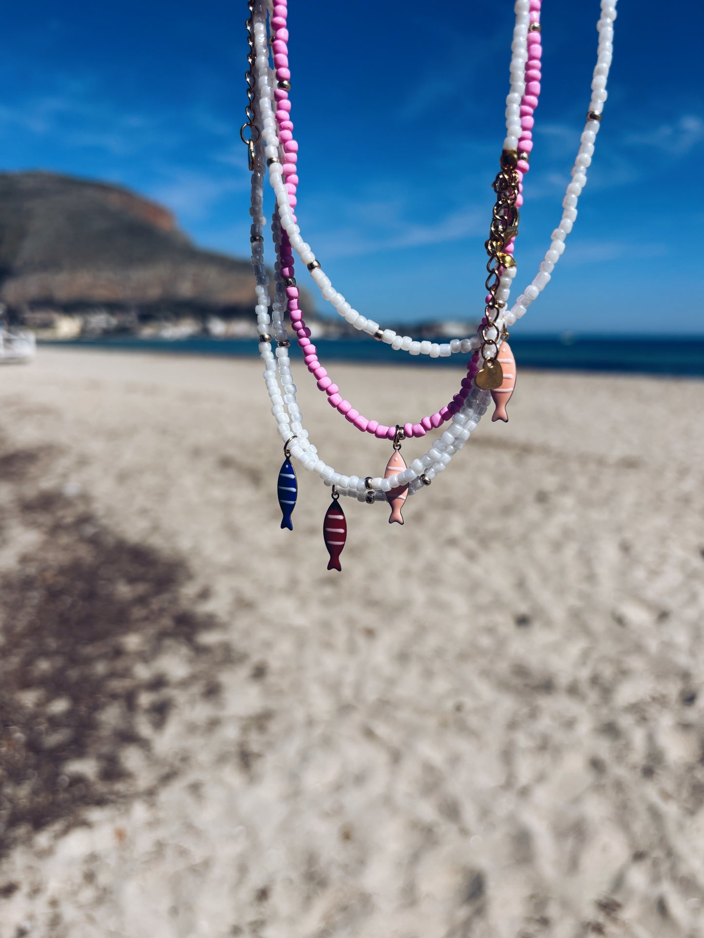 Collana con perline in vetro e pesce smaltato