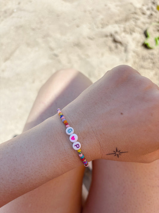 Bracciale con perline in vetro e letterine da personalizzare