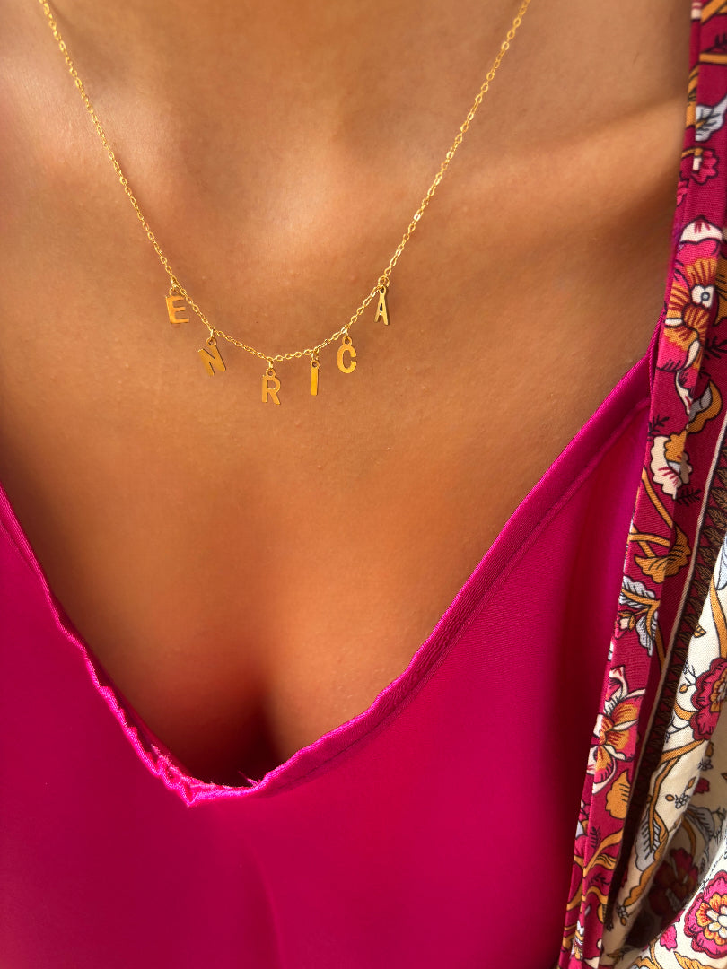 Collana in acciaio con letterine pendenti