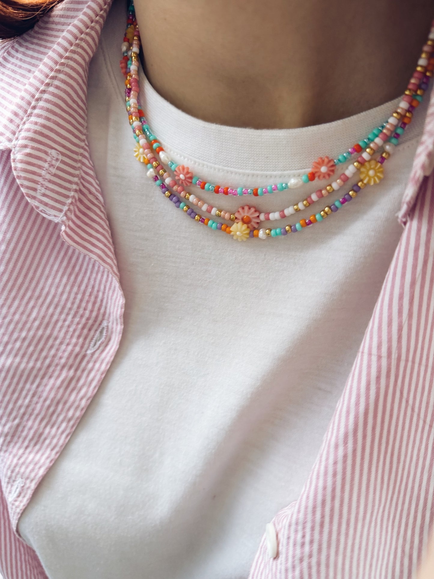Collana con perline in vetro e margherite in madreperla