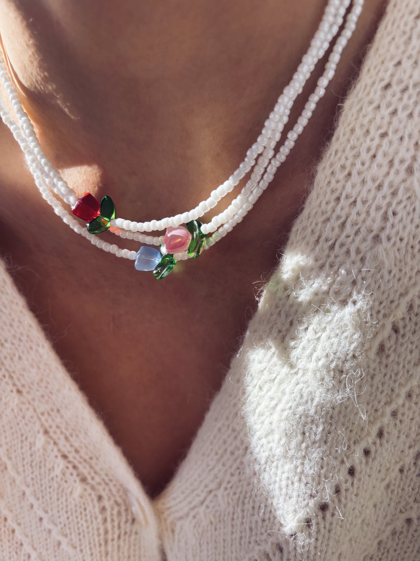 Collana con perline rocailles e tulipano in vetro