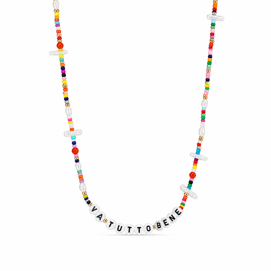 Collana con perline in vetro colorate e letterine