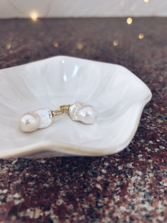 Orecchini con perla barocca e perno in argento 925 con zirconi