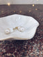 Orecchini con perla barocca e perno in argento 925 con zirconi