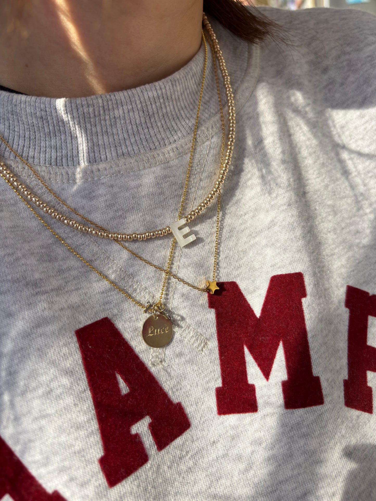 Collana con perline in vetro oro e lettera in madreperla