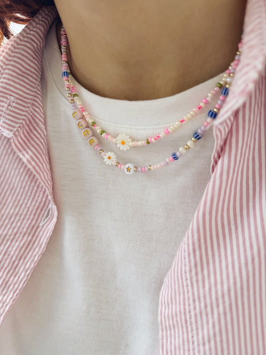 Collana con perline in vetro e letterine - lilla