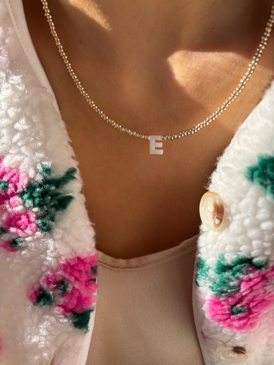Collana con perline in vetro oro e lettera in madreperla