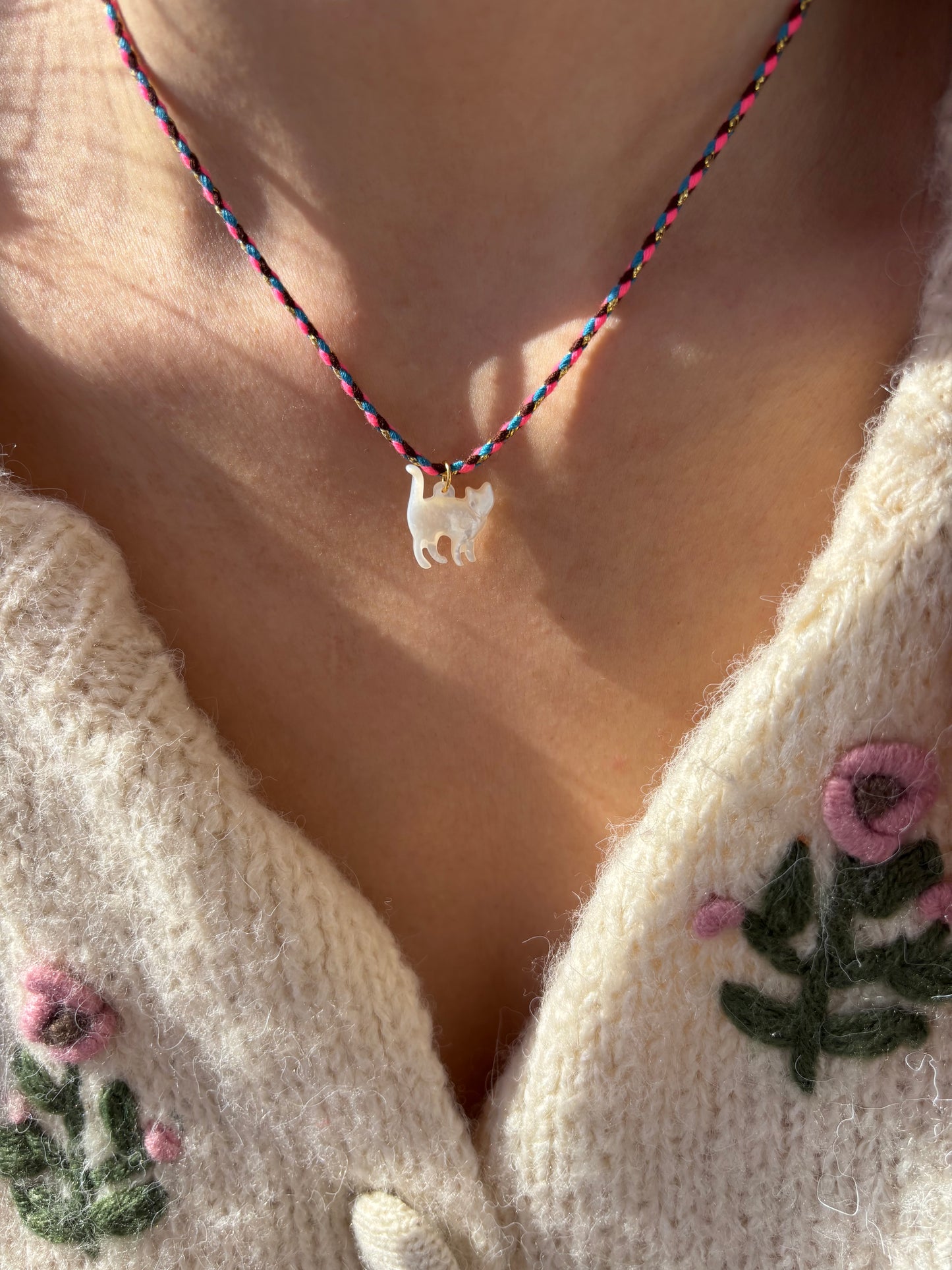 Collana con cordino in cotone e gatto in madreperla