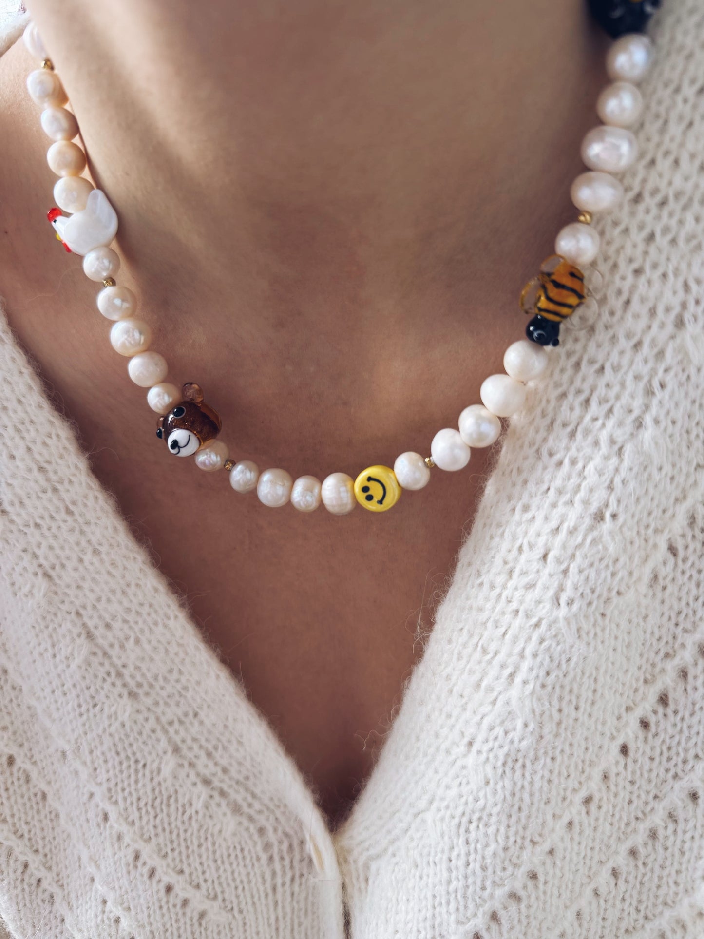 Collana con perle naturali e elementi in vetro