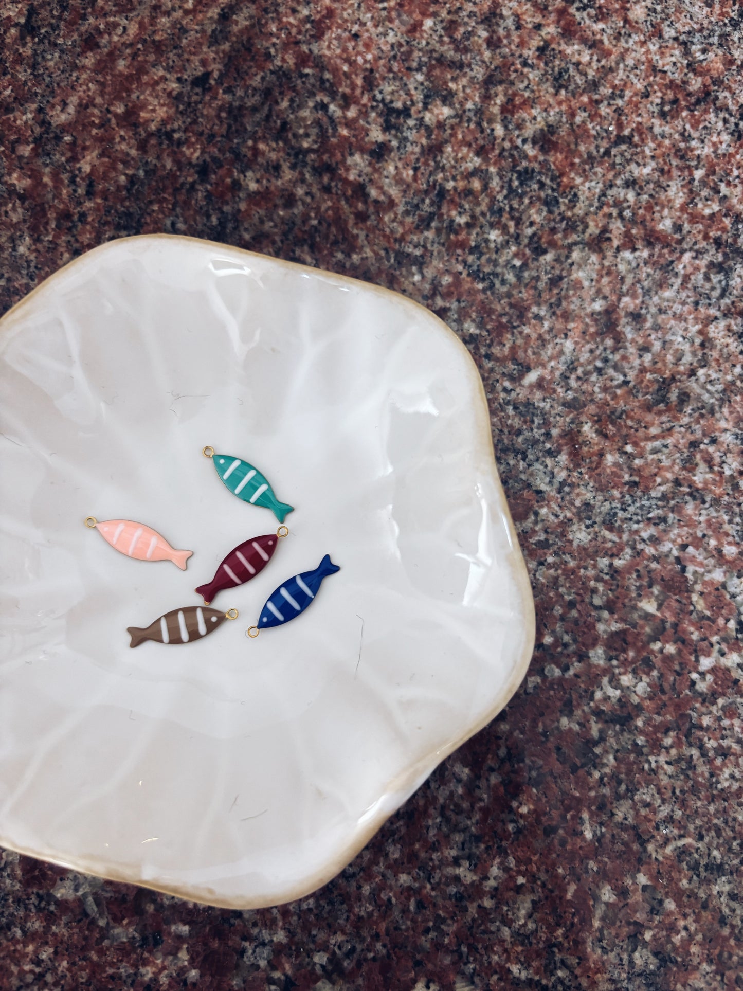 Collana con perline in vetro e pesce smaltato