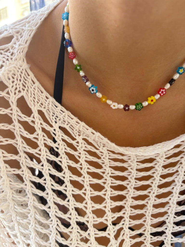 Collana con margherite in vetro di Murano e perle di fiume