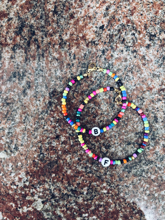 Bracciali con perline in vetro e iniziale