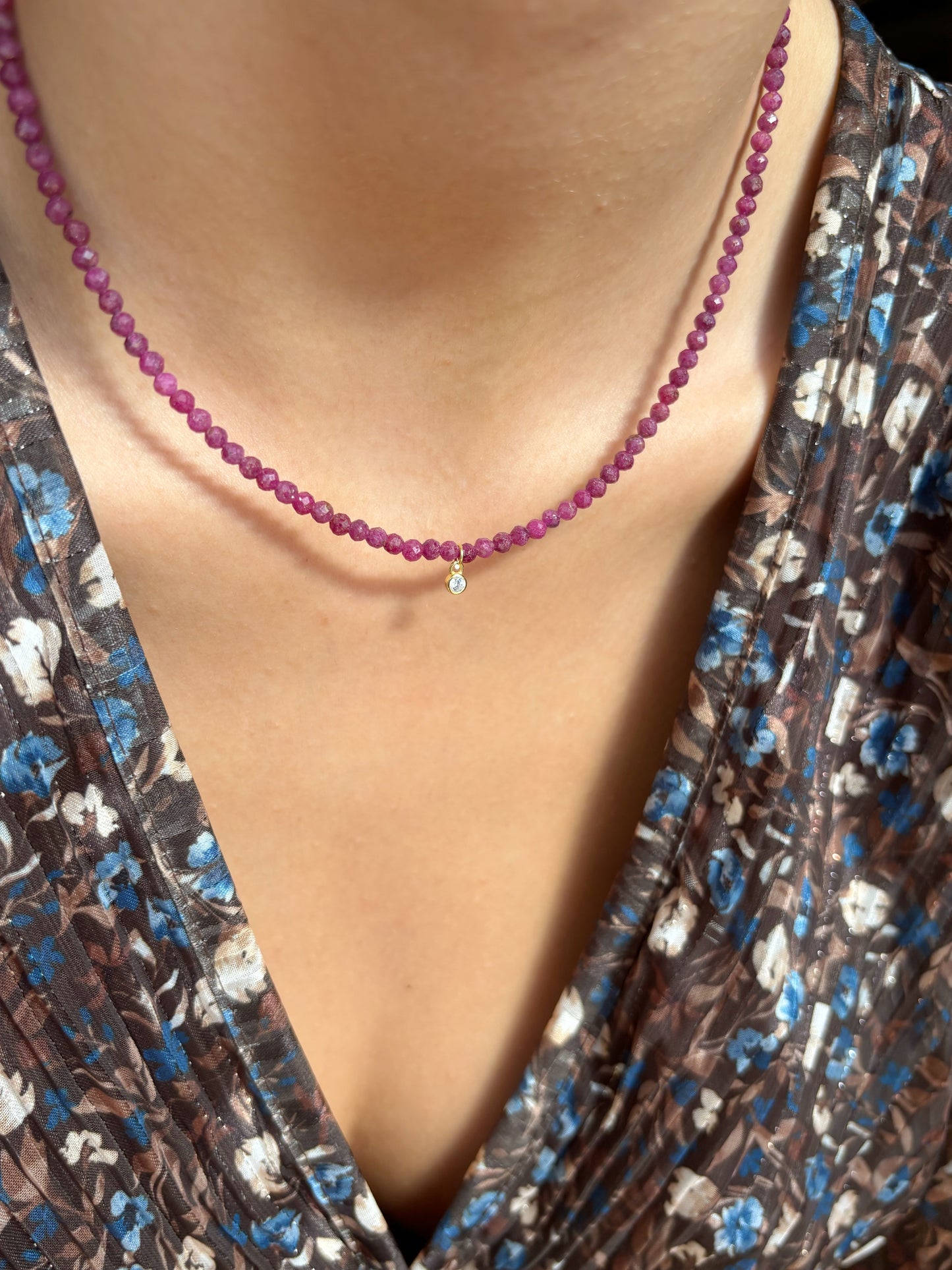 Collana con pietre dure sfaccettate e mini zircone