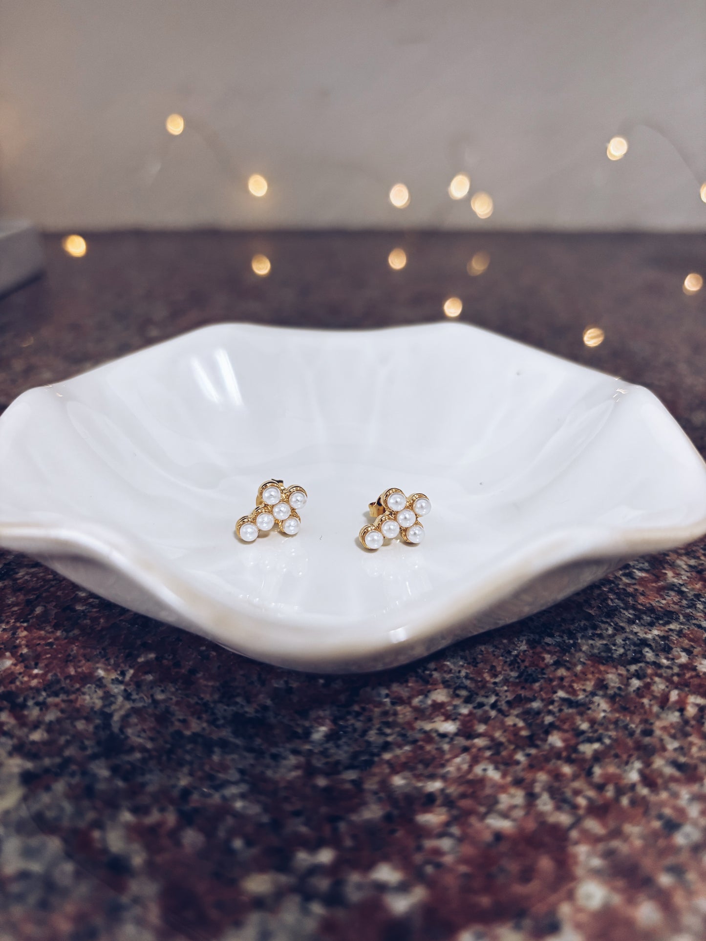 Orecchini croci a lobo in acciaio con perline