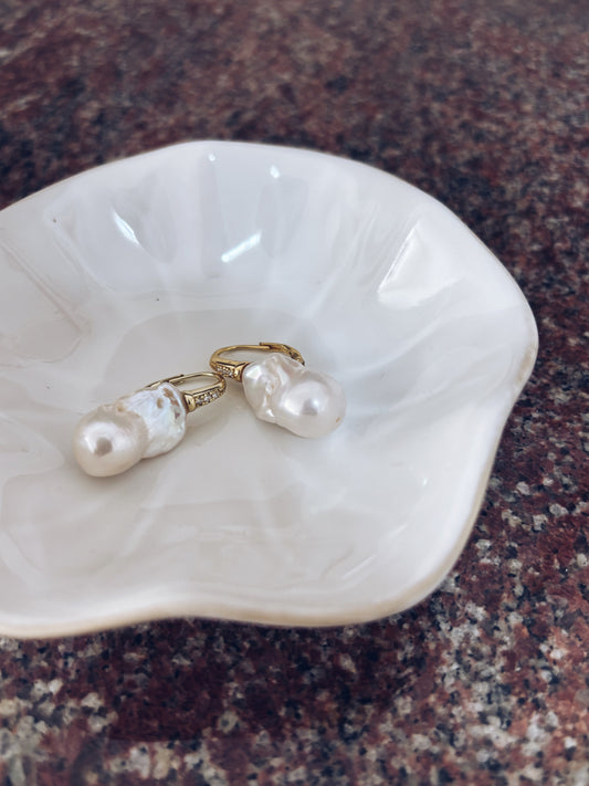 Orecchini con perla barocca e perno in argento 925 con zirconi