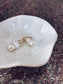 Orecchini con perla barocca e perno in argento 925 con zirconi