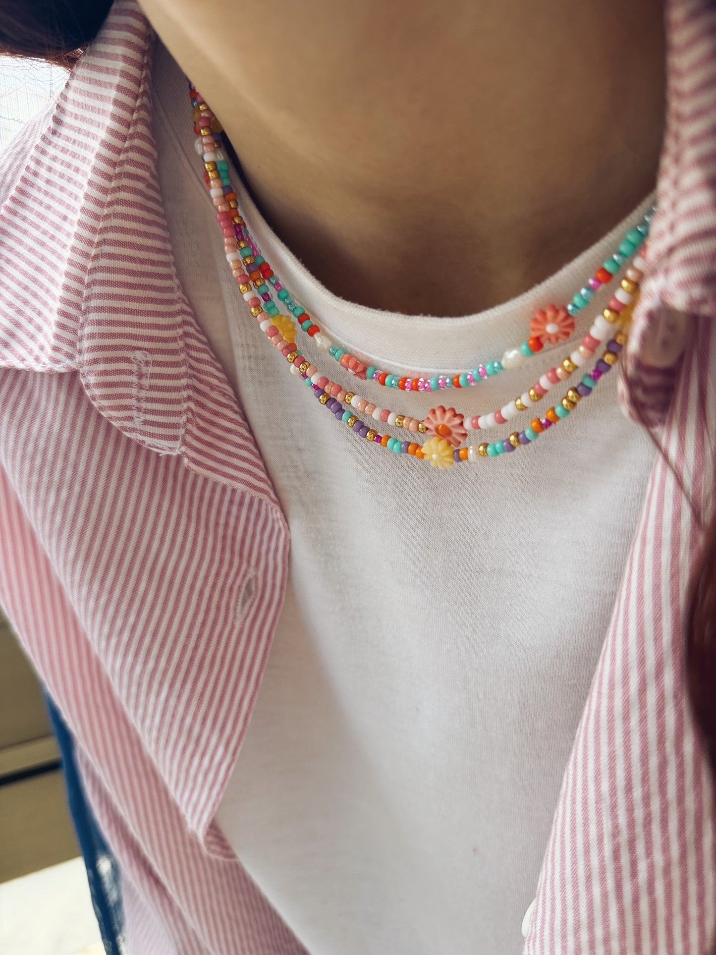 Collana con perline in vetro e margherite in madreperla