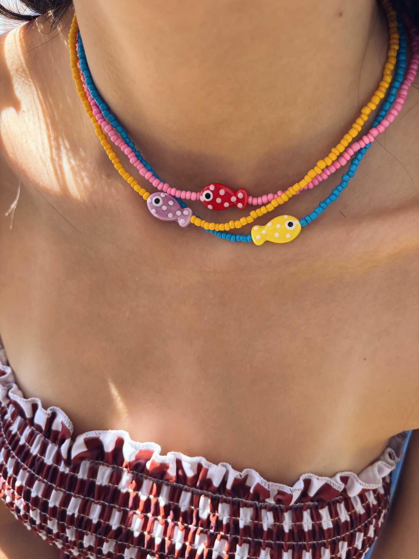 Collana con perline in vetro e pesce in ceramica