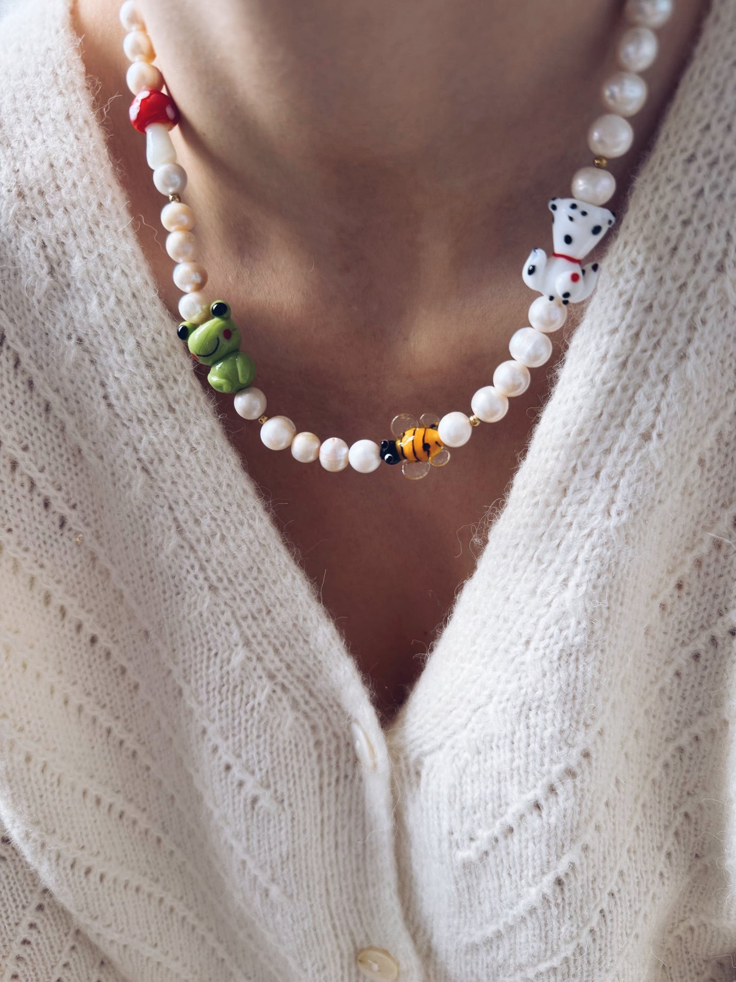 Collana con perle naturali ed elementi in vetro