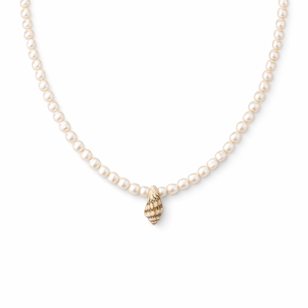 Collana con perle di fiume e conchiglia
