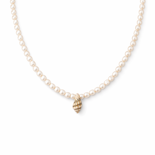 Collana con perle di fiume e conchiglia